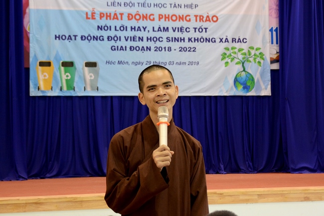 Giving gift portions to pupils on the occasion of Mid-Autumn Festival